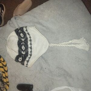 Columbia Black n White Knit Hat w/ Toggles